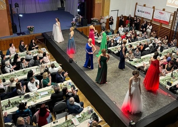 Návštěvníci módní přehlídky v Borohrádku podpořili Oblastní charitu Rychnov nad Kněžnou